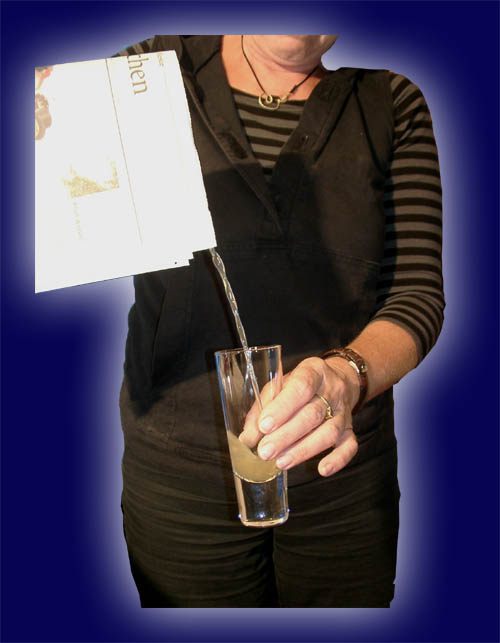 Die neue Wasserzeitung (Liquid from Newspaper) Die neue Wasserzeitung (Liquid from Newspaper)