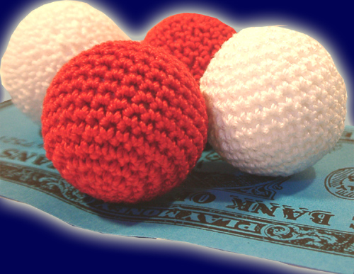 Becherspiel Häkelball (kleine auch als Flumi), set of 4 Becherspiel Häkelball (kleine auch als Flumi), set of 4