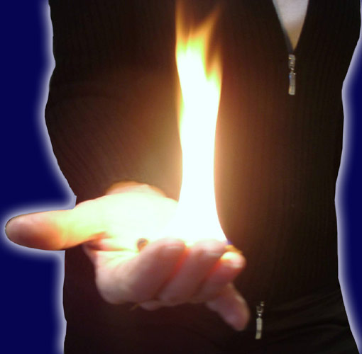 Feuer in der Hand (re. & li.) Feuer in der Hand (re. & li.)