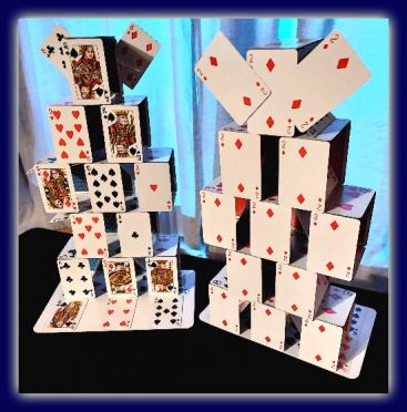 Close-up Spektakulum, Miniatur Kartenhaus v. Roy Johnson (Ken Brooke) Close-up Spektakulum, Miniatur Kartenhaus v. Roy Johnson (Ken Brooke)